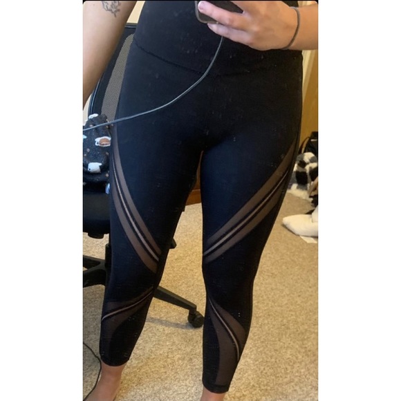 Black Lululemon leggings with mesh - Picture 11 of 12
